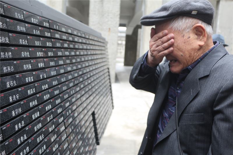 2015年12月，吳聲潤在槍決難友傅慶華的碑石前落淚。 圖：翻攝國家人權博物館臉書