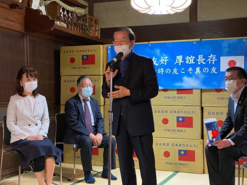 謝長廷指出，今天在埼玉縣的僑領自宅，舉行口罩的捐贈儀式。   圖：翻攝自謝長廷臉書