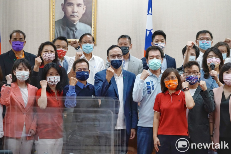 國民黨主席參選人朱立倫向國民黨立院黨團拉票。   圖：張良一/攝
