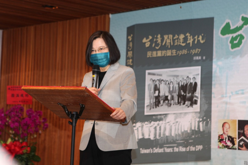 總統蔡英文出席「台灣關鍵年代—民進黨的誕生1986-1987」新書發表會。   圖：邱萬興提供