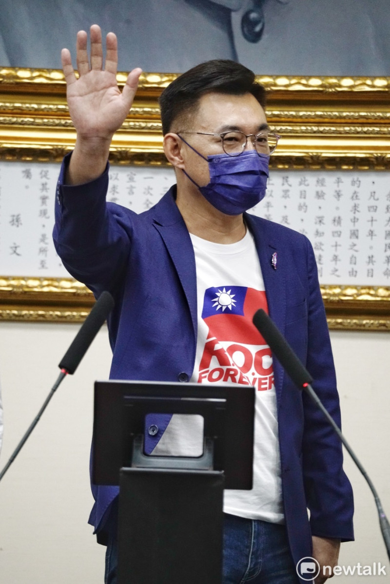 競選連任失利的國民黨主席江啟臣發表敗選感言，並率黨務主管總辭。   圖：張良一/攝