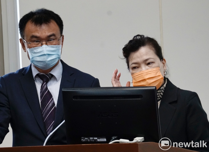 經濟部長王美花 (右)、農委會主委陳吉仲在立法院經濟委員會備詢。   圖：張良一/攝