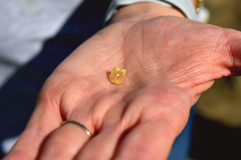 美國諾琳與麥可夫婦近日到阿肯色州鑽石坑州立公園尋寶時，撿到1顆黃色鑽石。   圖：翻攝自鑽石坑州立公園官網