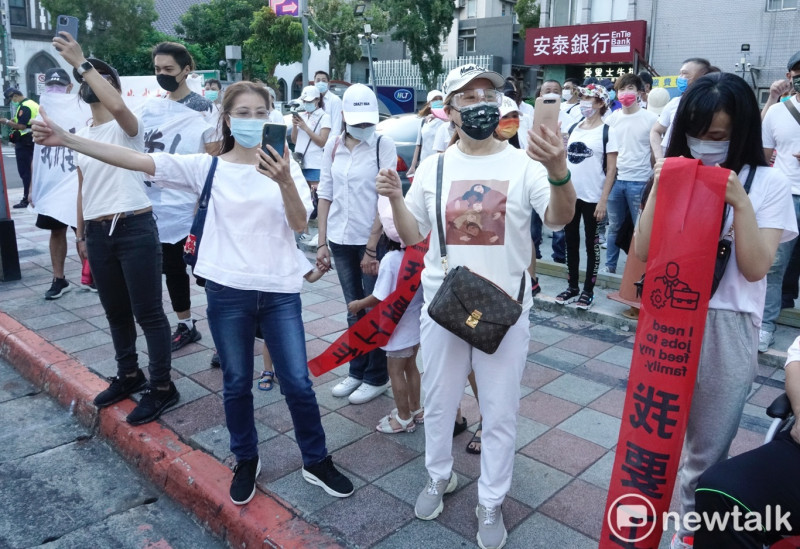 特殊娛樂業從業人員職業工會理事長、台北市議員林瑞圖舉辦「搶救生計-北市特殊娛樂工會請求解封遊行活動」。   圖：張良一/攝