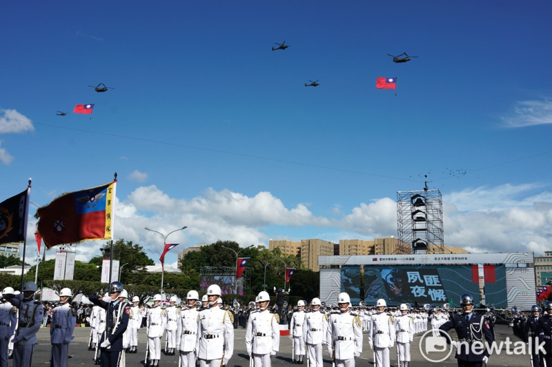 唱國歌時，CH-47懸吊巨幅國旗通過總統府前上空。   圖：張良一/攝