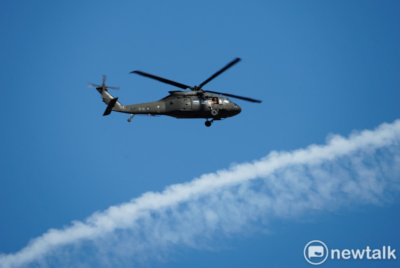 陸軍黑鷹直昇機通過總統府上空。   圖：張良一/攝