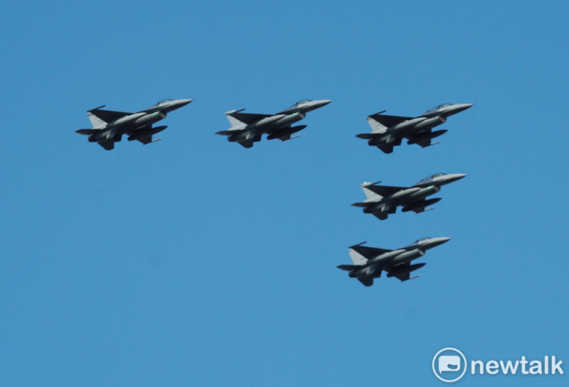 F-16V戰機以大雁隊形通過總統府上空。   圖：張良一/攝