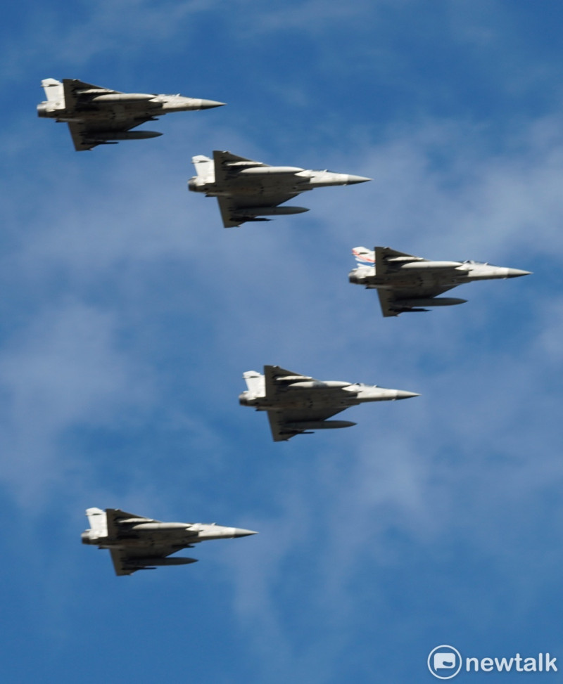 幻象2000-5戰機以大雁隊形通過總統府上空。   圖：張良一/攝