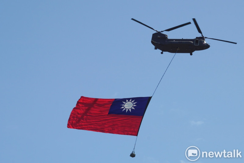  國慶大會上CH-47SD所懸吊的巨幅國旗。 圖：張良一/攝 