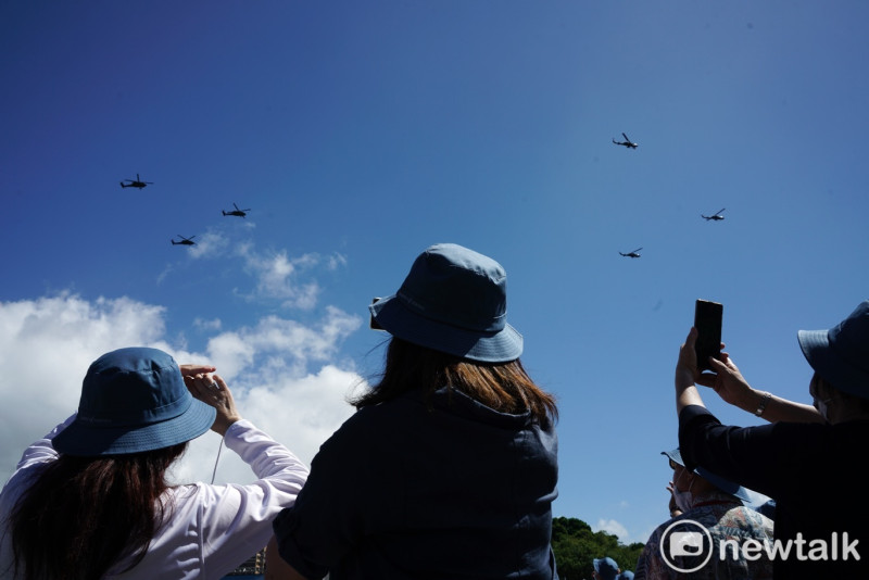 陸軍直昇機隊通過總統府前上空。   圖：張良一/攝