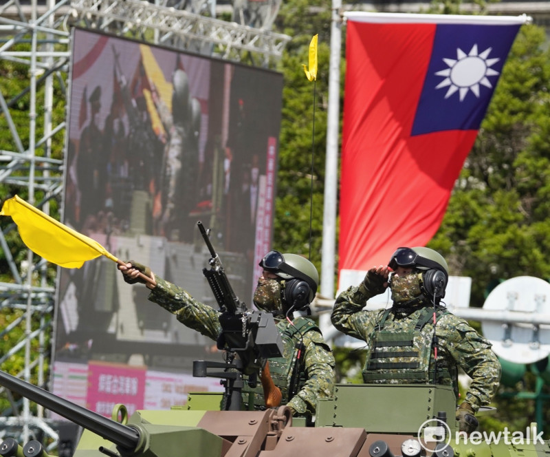 陸軍雲豹甲車上的官兵在國慶大火上向總統蔡英文敬禮。   圖：張良一/攝