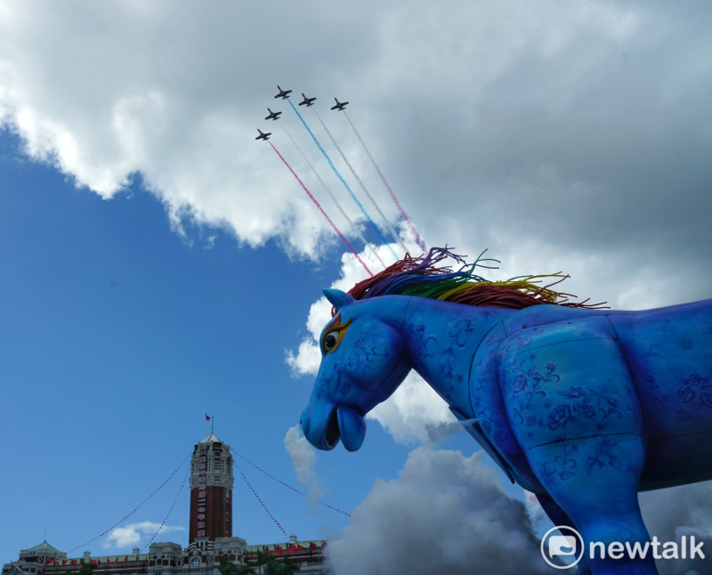 空軍雷虎小組以大雁隊形通過總統府上空，為國慶大會活動帶來最高潮。   圖：張良一/攝