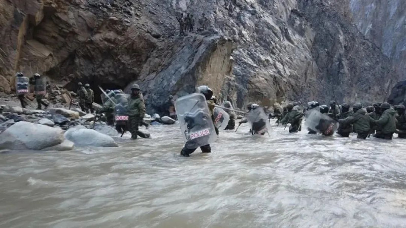 中印邊界態勢緊張，雙方軍隊沿著河谷部署。(資料照片)   圖 : 翻攝自環球網