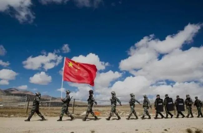 解放軍撐著中國國旗，巡視中印邊界，   圖 : 翻攝自環球網