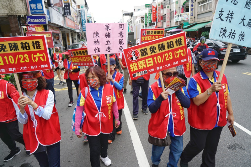 台中第二選區立委陳柏惟罷免投票進入倒數最後一日，國民黨支持者在霧峰市場向民眾宣傳投下同意罷免陳柏惟一票。   圖：張良一/攝