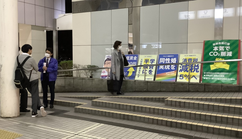 立憲民主黨提名的朝日名記者山岸一生本人在街頭進行肥皂箱式的選舉活動，踏實的努力以及在野黨的選舉合作獲得肯定當選 圖：劉黎兒提供