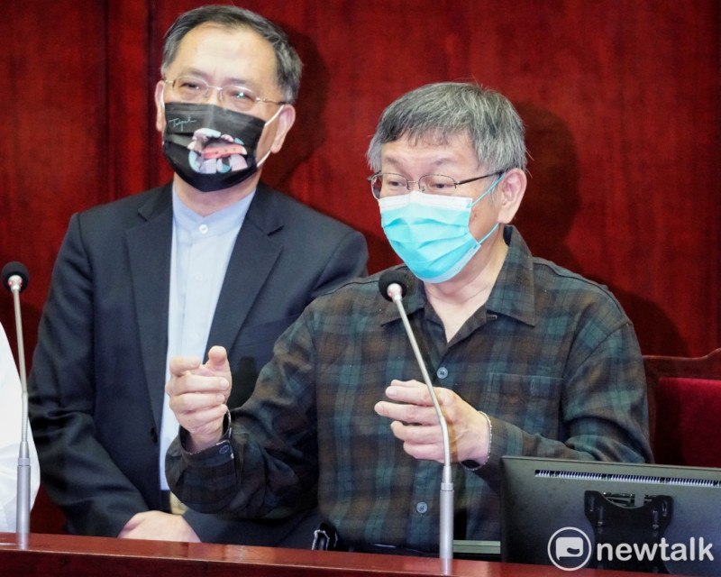 台北市長柯文哲、副市長蔡炳坤在台北市議會備詢。   圖：張良一 / 攝