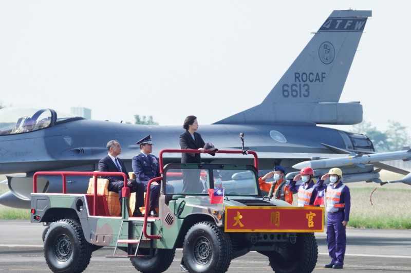 總統蔡英文在F-16V BLK型機性能提升接裝典禮上校閱地面部隊。   圖：張良一/攝（資料照片）