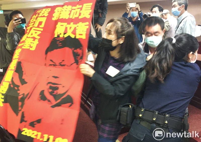 社子自救會成員到台北市議會抗議台北市長柯文哲的碾壓說。   圖：張良一 / 攝