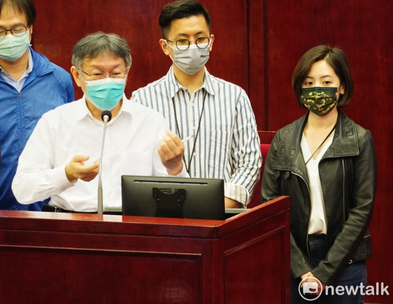 台北市長柯文哲（左）、副發言人黃瀞瑩（右）、魏佑任（中）在台北市議會備詢。   圖：張良一 / 攝