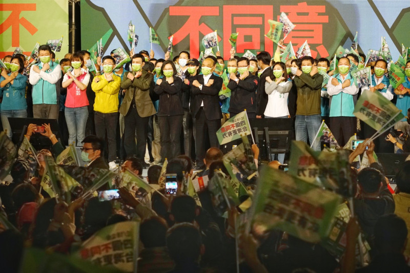 總統蔡英文、行政院長蘇貞昌、桃園市長鄭文燦等人出席「四個不同意 台灣更有力」公投說明會進行宣傳。   圖：張良一/攝