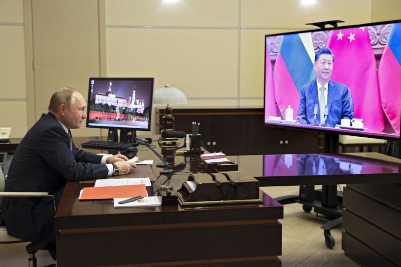 中國領導人習近平（右）15日與俄羅斯總統蒲丁（Vladimir Putin）進行視訊對話。   圖：達志影像/美聯社