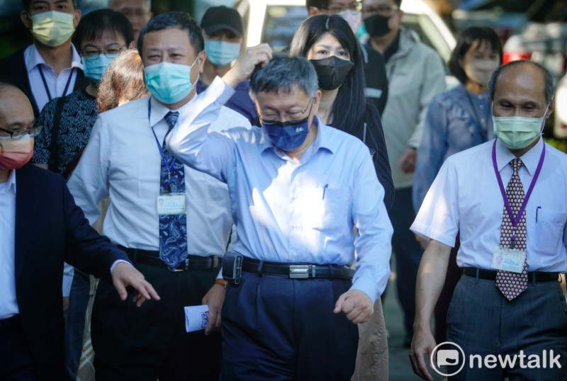 台北市長柯文哲視察建國中學心肌炎研究心電圖施作流程後受訪。   圖：張良一 / 攝