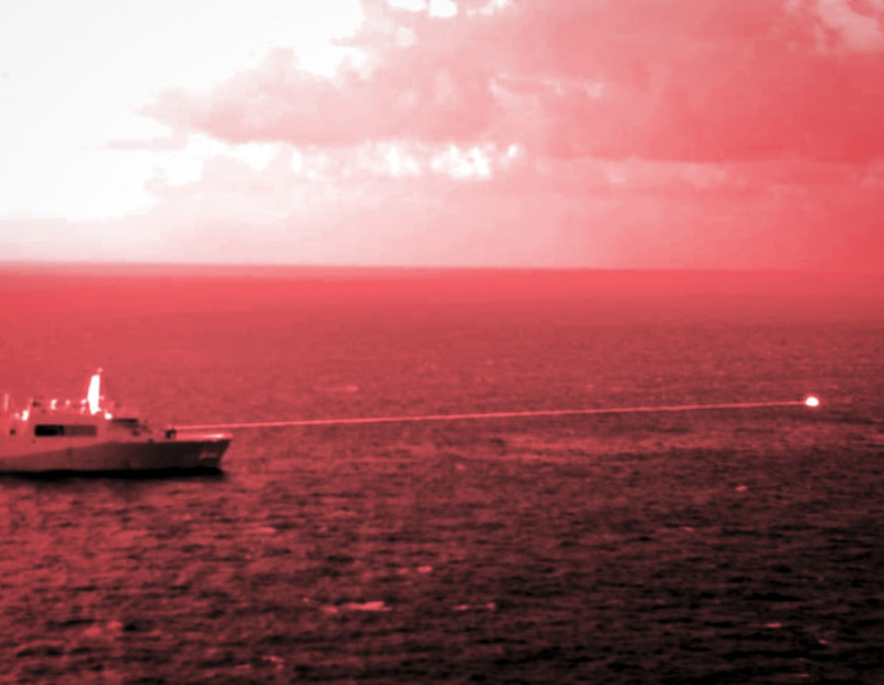 美國海軍兩棲登陸艦波特蘭號(USS Portland,LPD-27) 在亞丁灣海域進行艦載雷射武器系統打靶測試。   圖：達志影像/美聯社