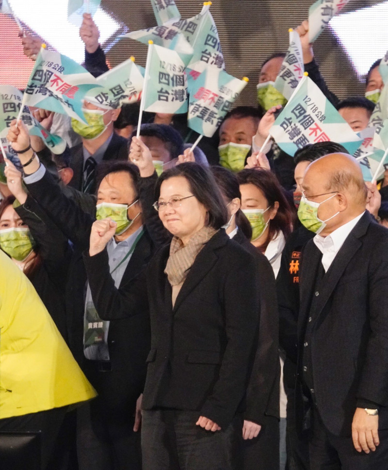 蔡英文總統和行政院蘇貞昌在「台灣隊站出來 台灣行出去」公投說明會壓軸致詞。   圖：張良一/攝