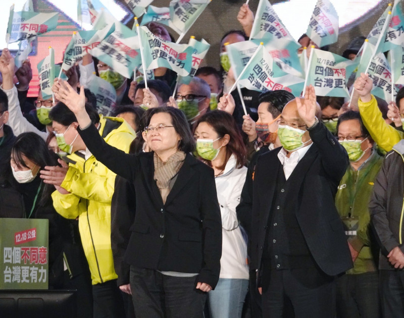 蔡英文總統和行政院蘇貞昌在「台灣隊站出來 台灣行出去」公投說明會壓軸致詞。   圖：張良一/攝