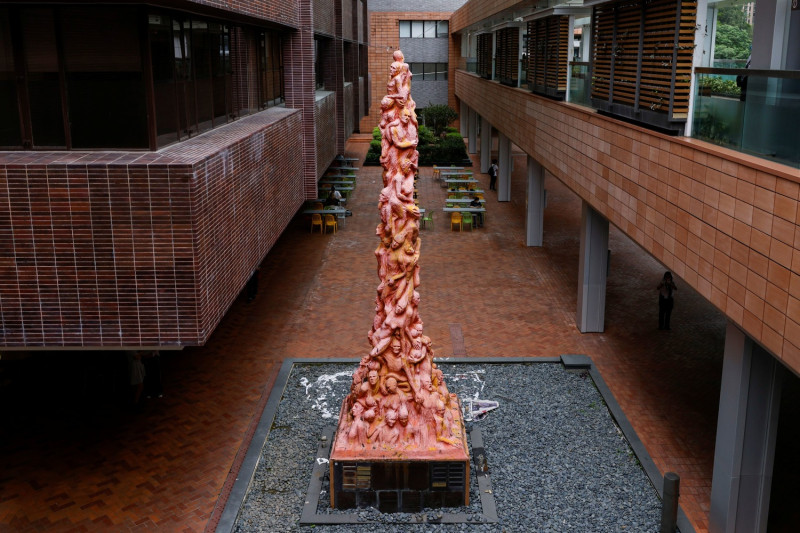 屹立香港大學校園25年的「國殤之柱」。   圖：達志影像/路透社