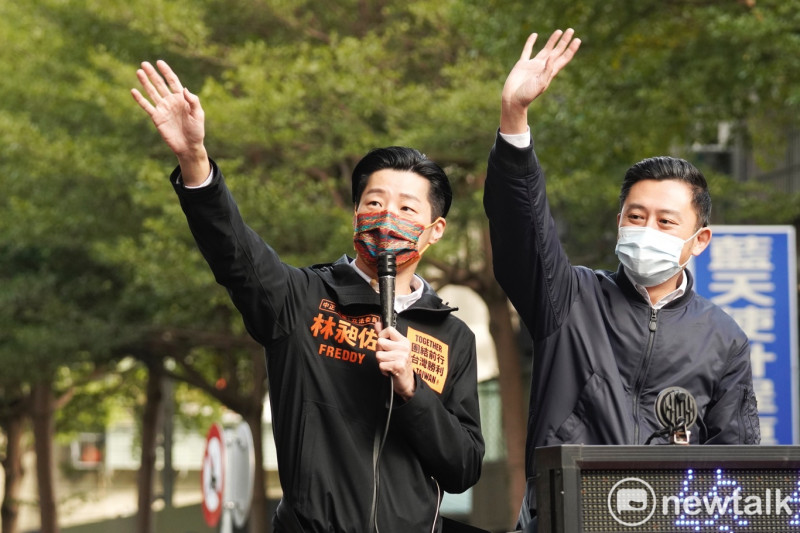 新竹市長林智堅陪同無黨籍立委林昶佐在萬華地區掃街，希望選民週日站出來投下不同意罷免一票。   圖：張良一/攝