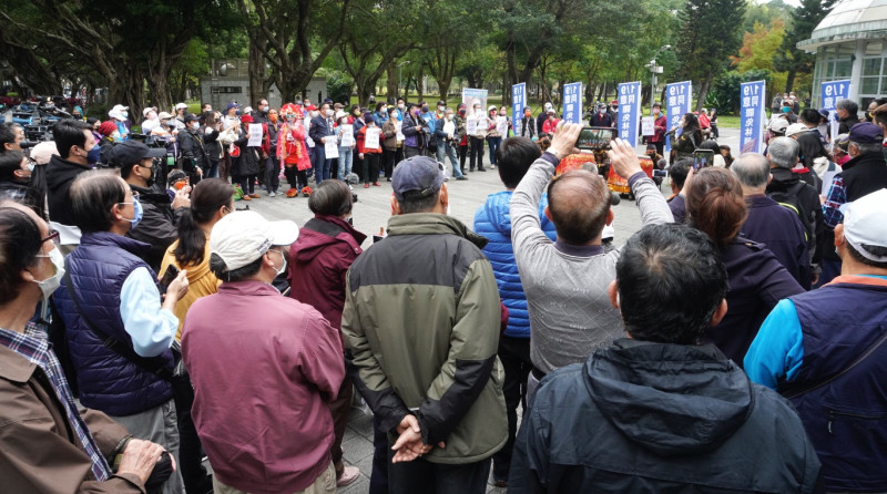 台北市議員應曉薇、孫文學校校長張亞中等人在萬華青年公園舉辦同意罷免無黨籍立委林昶佐造勢活動。   圖：張良一 /攝