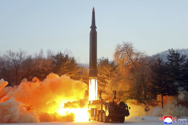 南韓國防部評析北韓1月5日試射高超音速導彈，認定未達水準，「誇大」性能。圖為北韓官媒《朝中社》公布試射照片。   圖：達志影像/美聯社