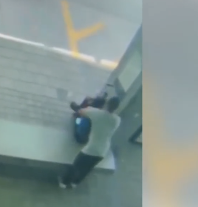 美國佛羅里達州一名男子2日在公車站試圖用鞋帶從背後勒死一名女子未遂。   圖：截取自網路影片