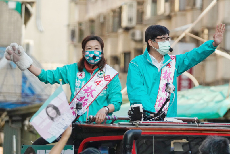 高雄市長陳其邁下午陪同民進黨台中二選區立委補選候選人林靜儀下午在霧峰市區掃街。   圖：張良一/攝