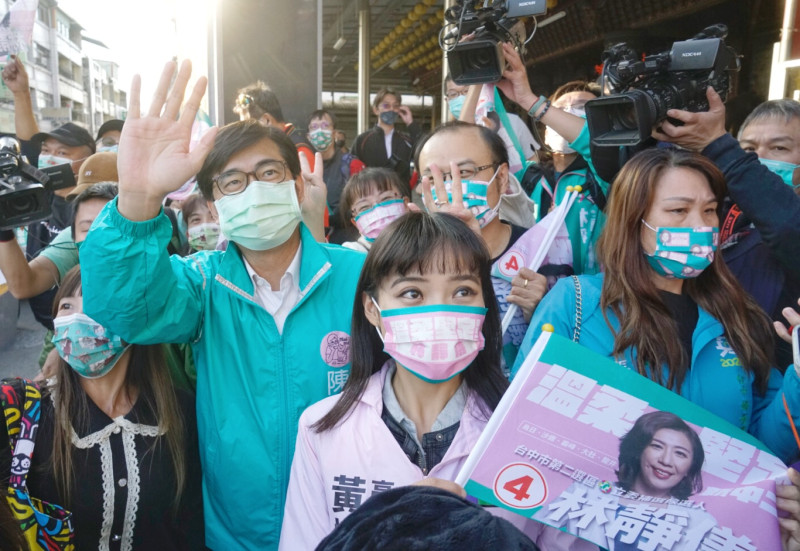 高雄市長陳其邁、市議員黃捷下午陪同民進黨台中二選區立委補選候選人林靜儀下午在霧峰市區掃街。   圖：張良一/攝