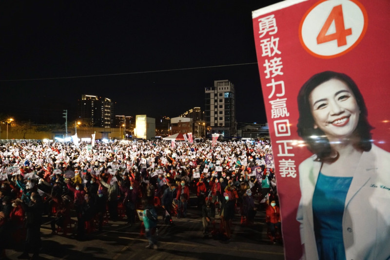總統蔡英文出席台中第二選區立委補選「溫柔堅定挺靜儀」選前之夜,上萬民眾擠爆會場。 圖:張良一/攝