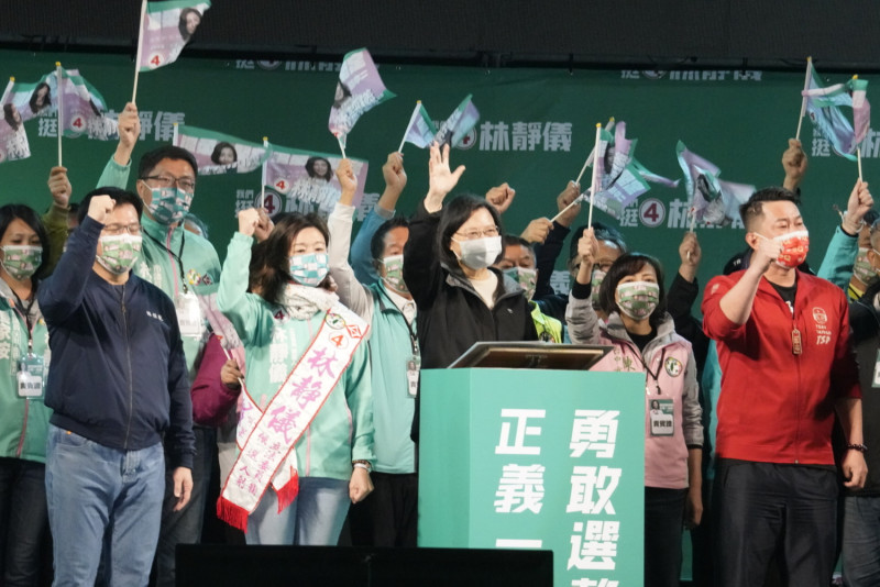 總統蔡英文出席台中第二選區立委補選「溫柔堅定挺靜儀」選前之夜，上萬民眾擠爆會場。   圖：張良一/攝
