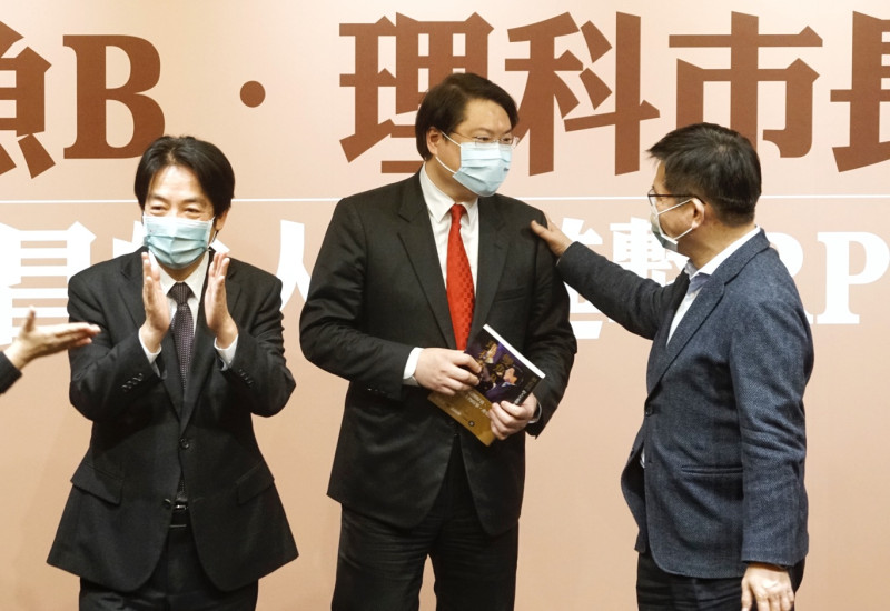 副總統賴清德（左）、前交通部長林佳龍（右）出席基隆市長林右昌（中）「《雙魚B．理科市長-林右昌的人生進擊RPG》新書發表會」。   圖：張良一/攝
