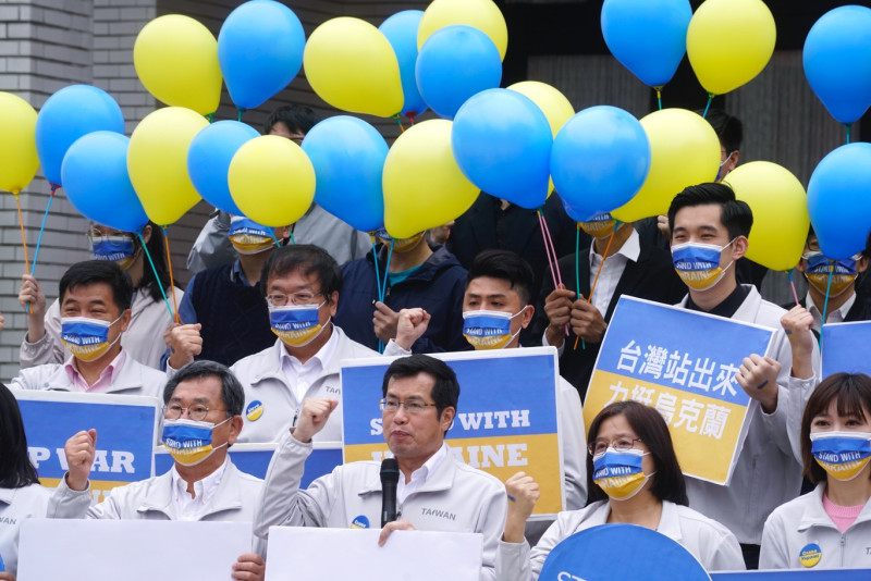 民進黨籍立委羅致政、陳明文等人在立院議場外舉辦「聲援烏克蘭，台灣站出來」記者會。   圖：張良一/攝