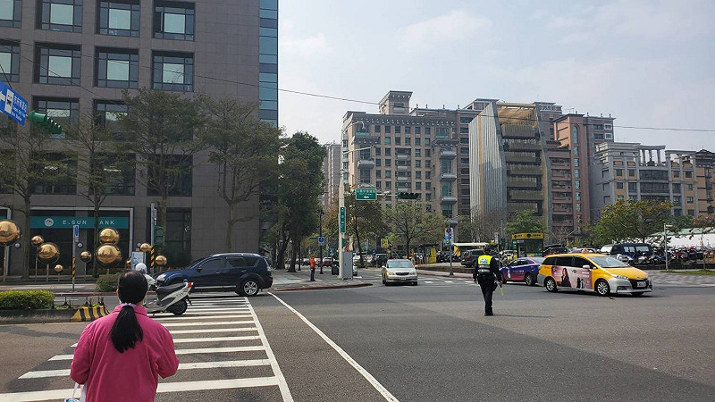 0303全台大停電，造成北市信義路五段與松智路交叉路口紅綠燈號誌失靈。   圖：蔡幸秀攝