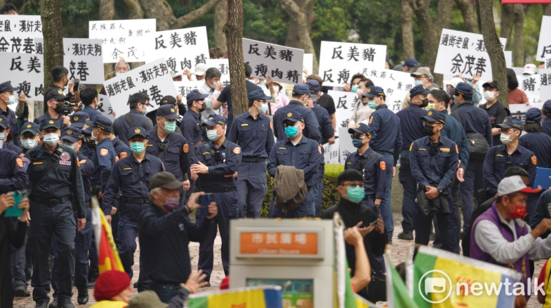 統派團體在君悅外舉著「反美豬」牌子，抗議來訪的美國前國務卿蓬佩奧。   圖：張良一/攝