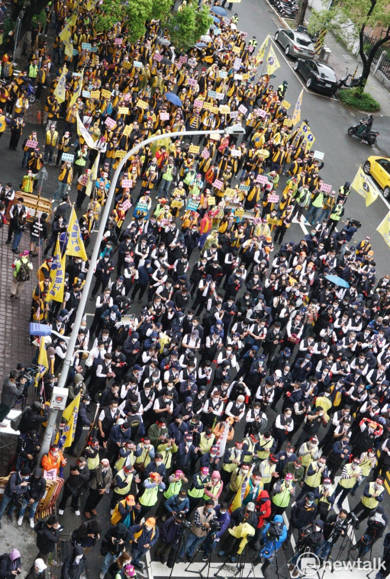 上千名台鐵企業工會員工昨（23）天冒雨在立院群賢樓外舉牌抗議。   圖：張良一/攝（資料照片）