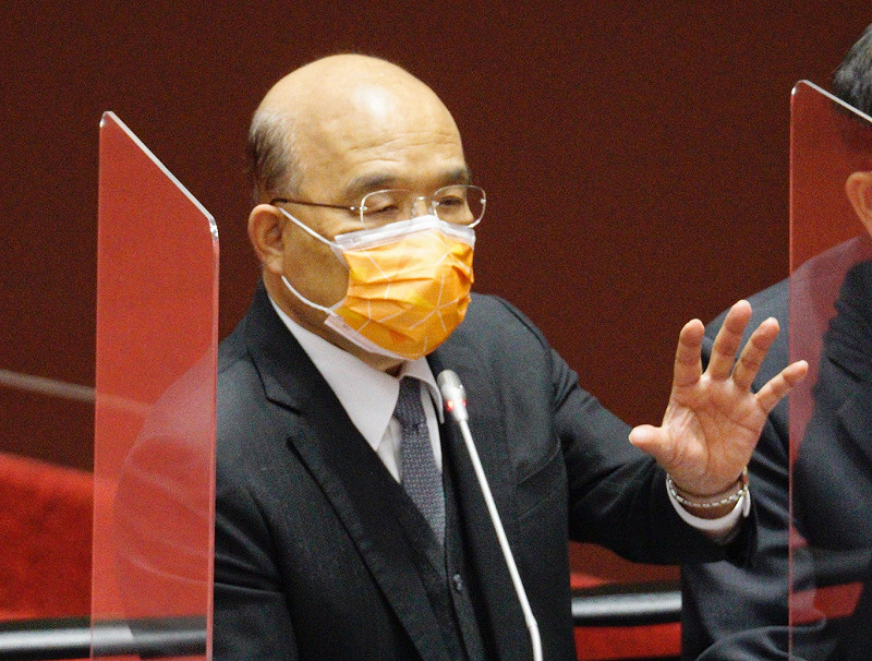 行政院長蘇貞昌 6 日參與防疫策略會議時，亦全程配戴口罩與保持適當距離，故依指揮中心說明，解除自我健康監測。   圖：張良一/攝