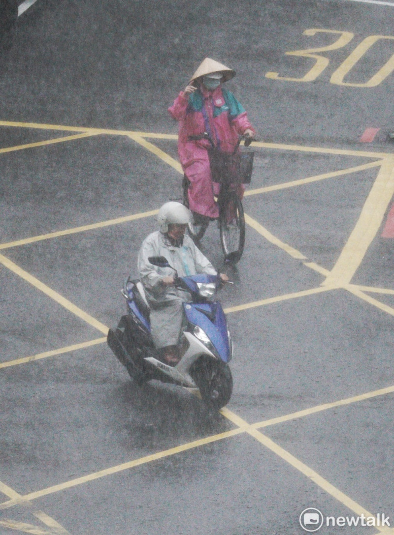 中央氣象署下午13時40分針對全台17縣市發布大雨特報。   圖：張良一/攝 (資料照)