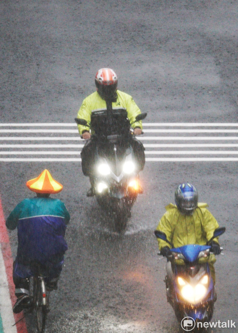 氣象專家吳德榮提醒，台灣南部地區及中部山區有局部短暫陣雨或雷雨，易有局部大雨發生   圖：張良一/攝(資料照)