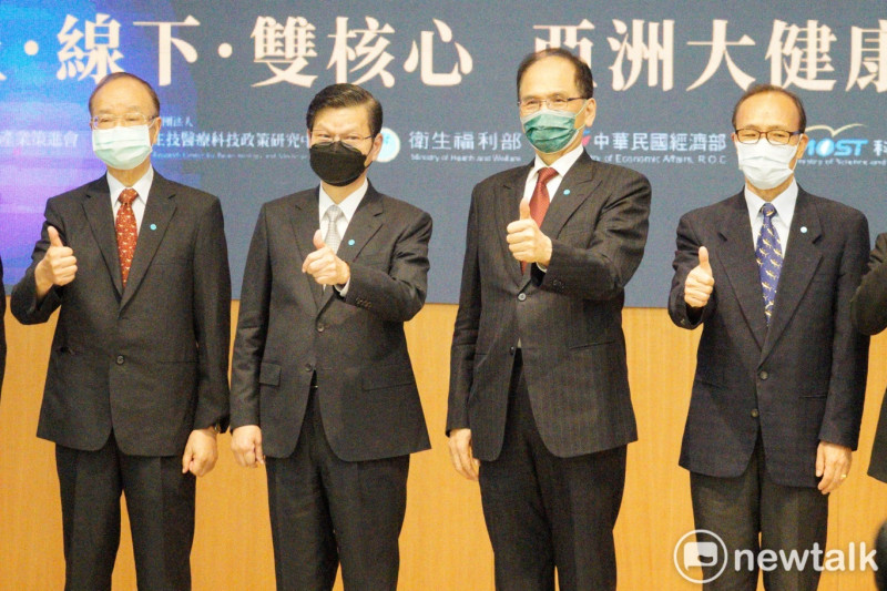 立法院長游錫堃、前中研院院長翁啟惠等人出席「2022年台灣醫療科技展」啟動發布會。   圖：張良一/攝