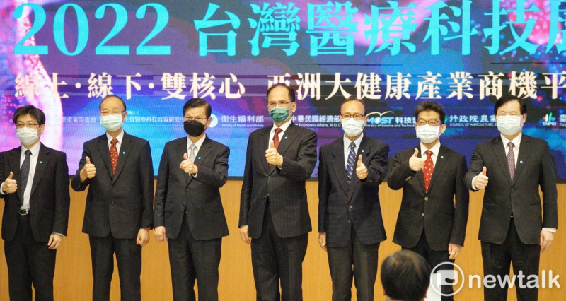 立法院長游錫堃、前中研院院長翁啟惠等人出席「2022年台灣醫療科技展」啟動發布會。   圖：張良一/攝