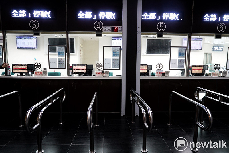 台北車站售票口空蕩蕩。   圖：張良ㄧ/攝
